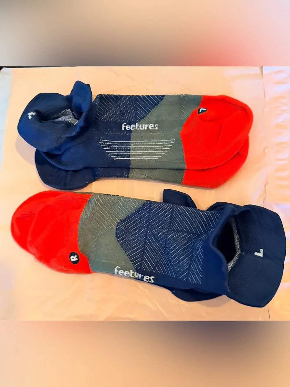 Features Ultra Lite No Show Tab Sz LG NWOT 2-pairs
